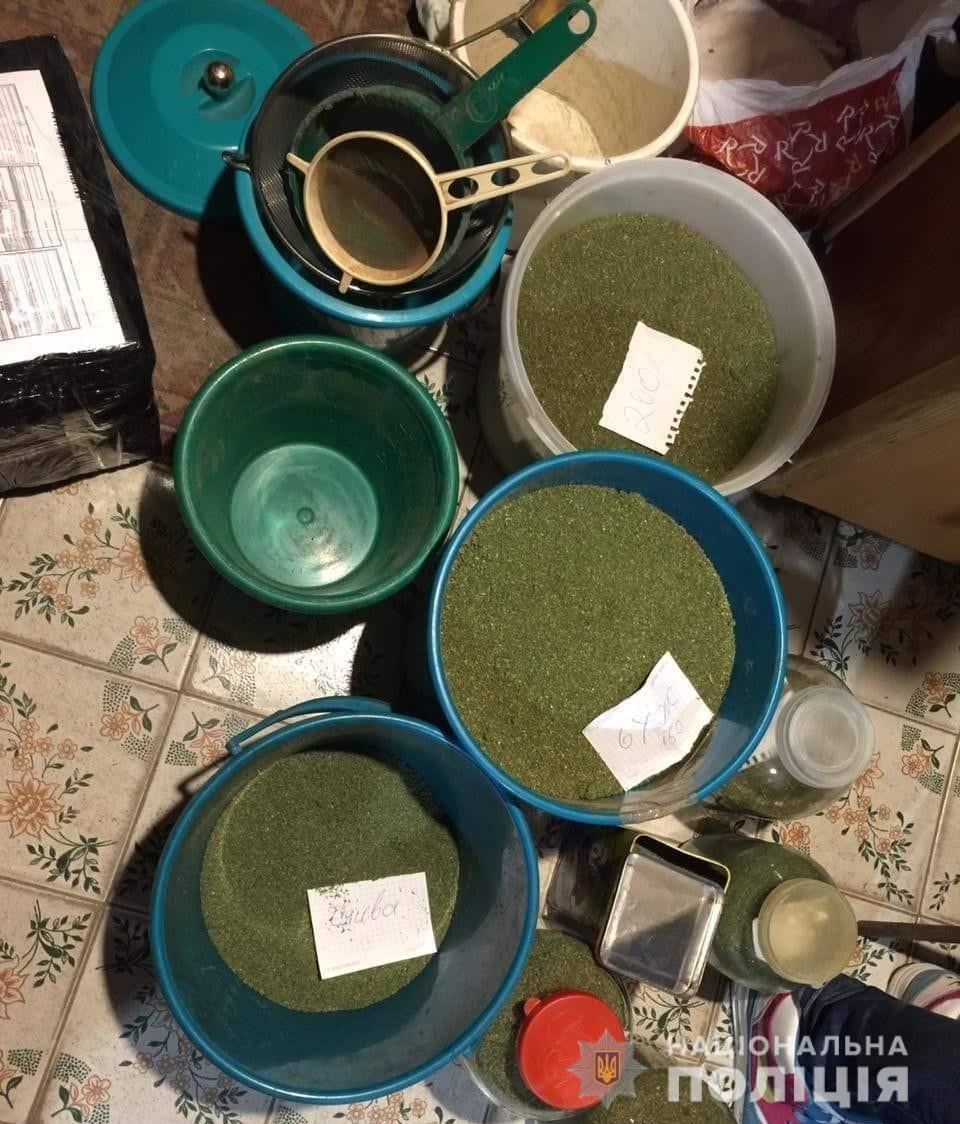 При проведении обыска правоохранители обнаружили и изъяли 50 килограмм измельченной сухой массы наркотического вещества