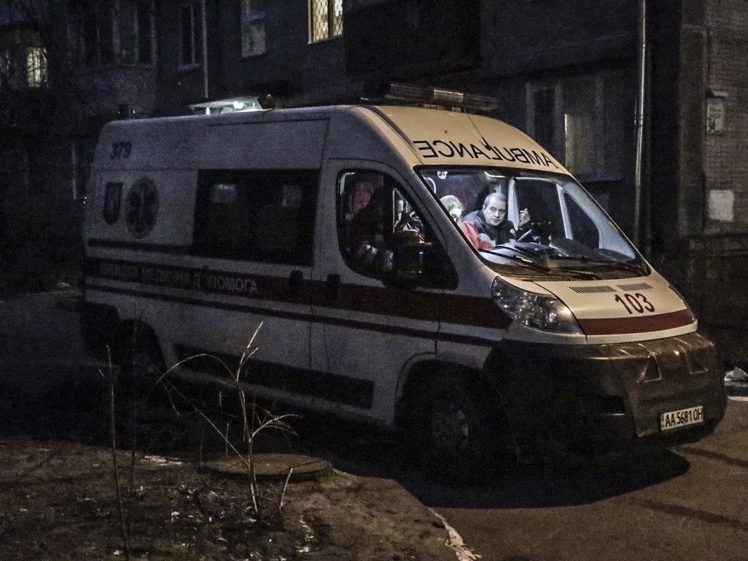 Медики оказали мужчине первую помощь, так как он надышался дыма, спасая кота, который также был внутри в момент возгорания Медики оказали мужчине первую помощь, так как он надышался дыма, спасая кота, который также был внутри в момент возгорания