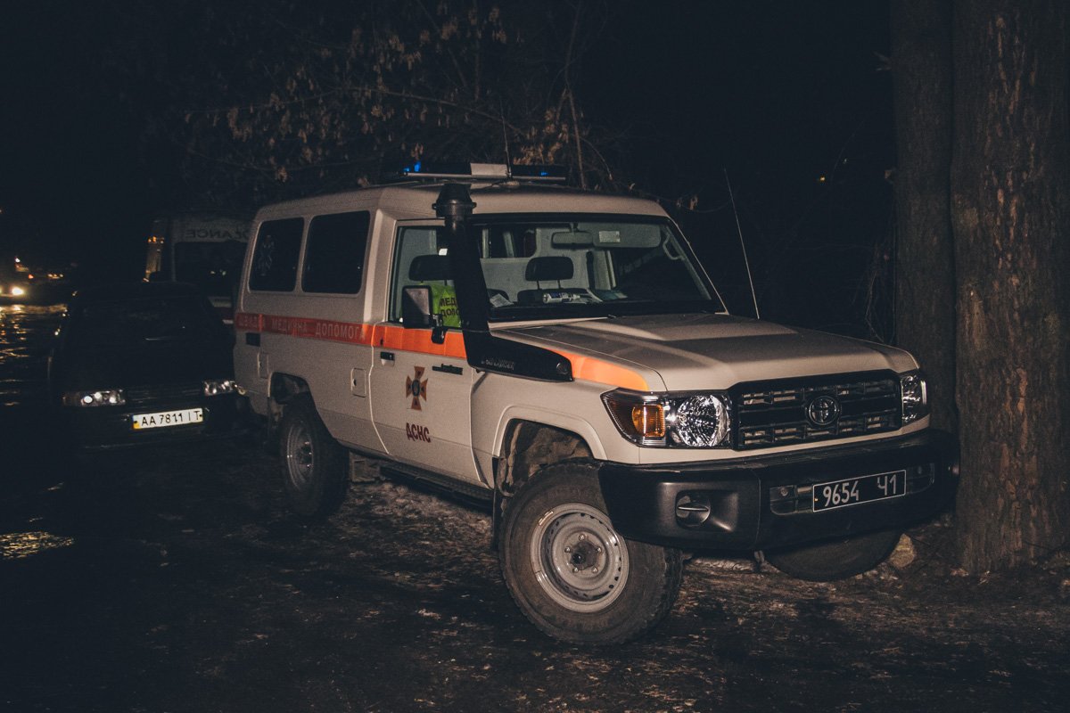 В субботу, 23 февраля, в Киеве возле станции метро «Красный хутор» загорелось СТО на территории гаражного кооператива «Надежда»