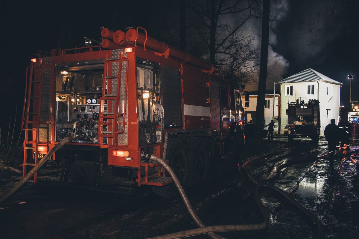 По предварительной информации, огонь охватил около 250 квадратный метров