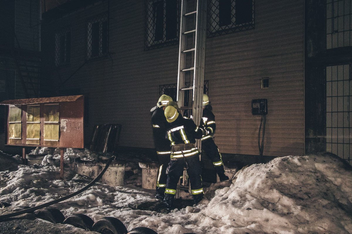 Огонь перешел на гаражи и на еще одно соседнее здание