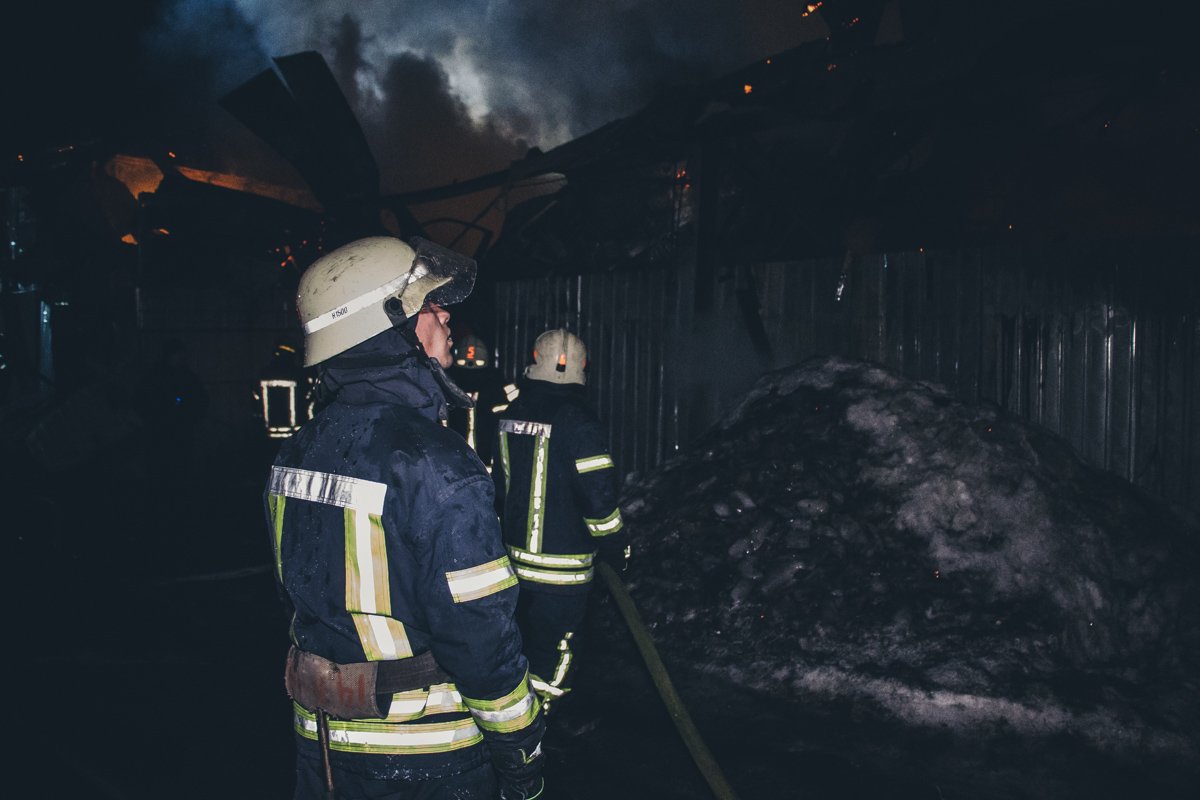 Спасатели ликвидируют пожар в гаражном кооперативе