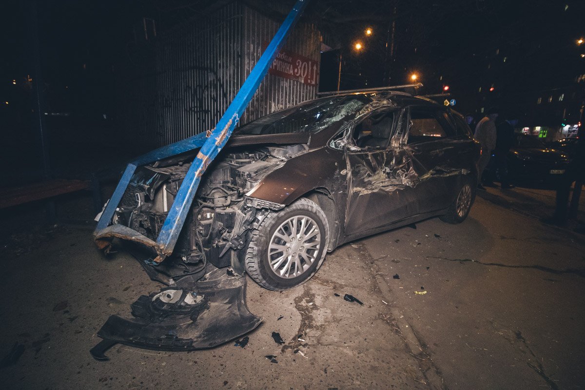 На проспекте Науки, 24 произошла авария с участием автомобиля Kia Ceed