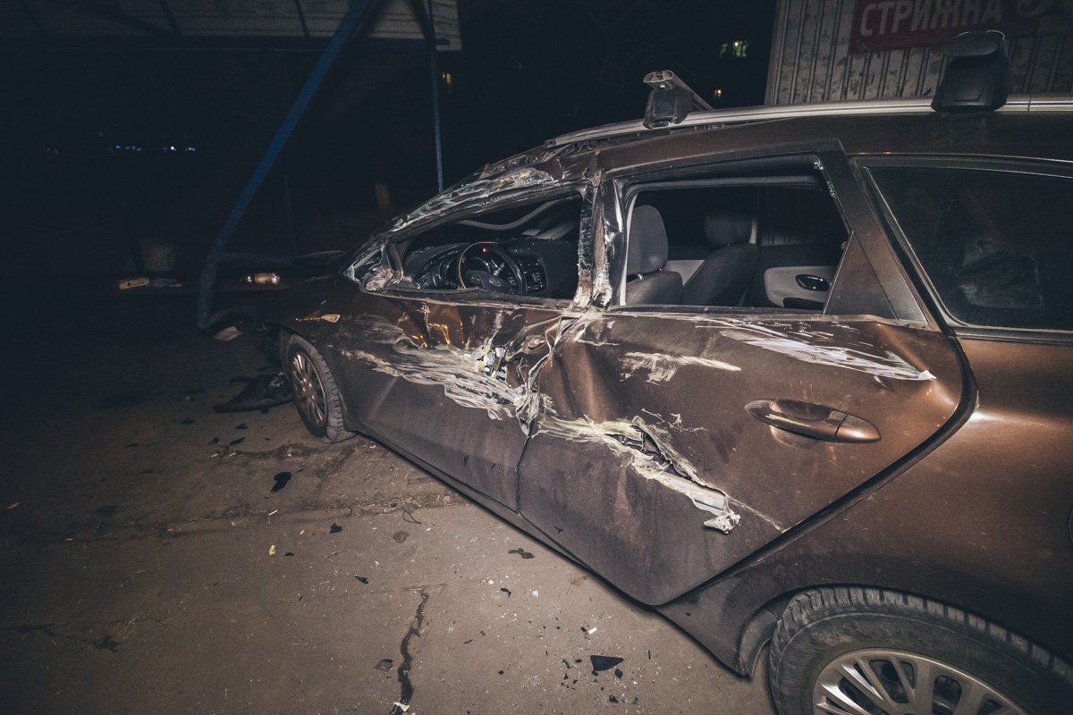 Водитель не справился с управлением, врезался в маршрутку и влетел в остановку общественного транспорта