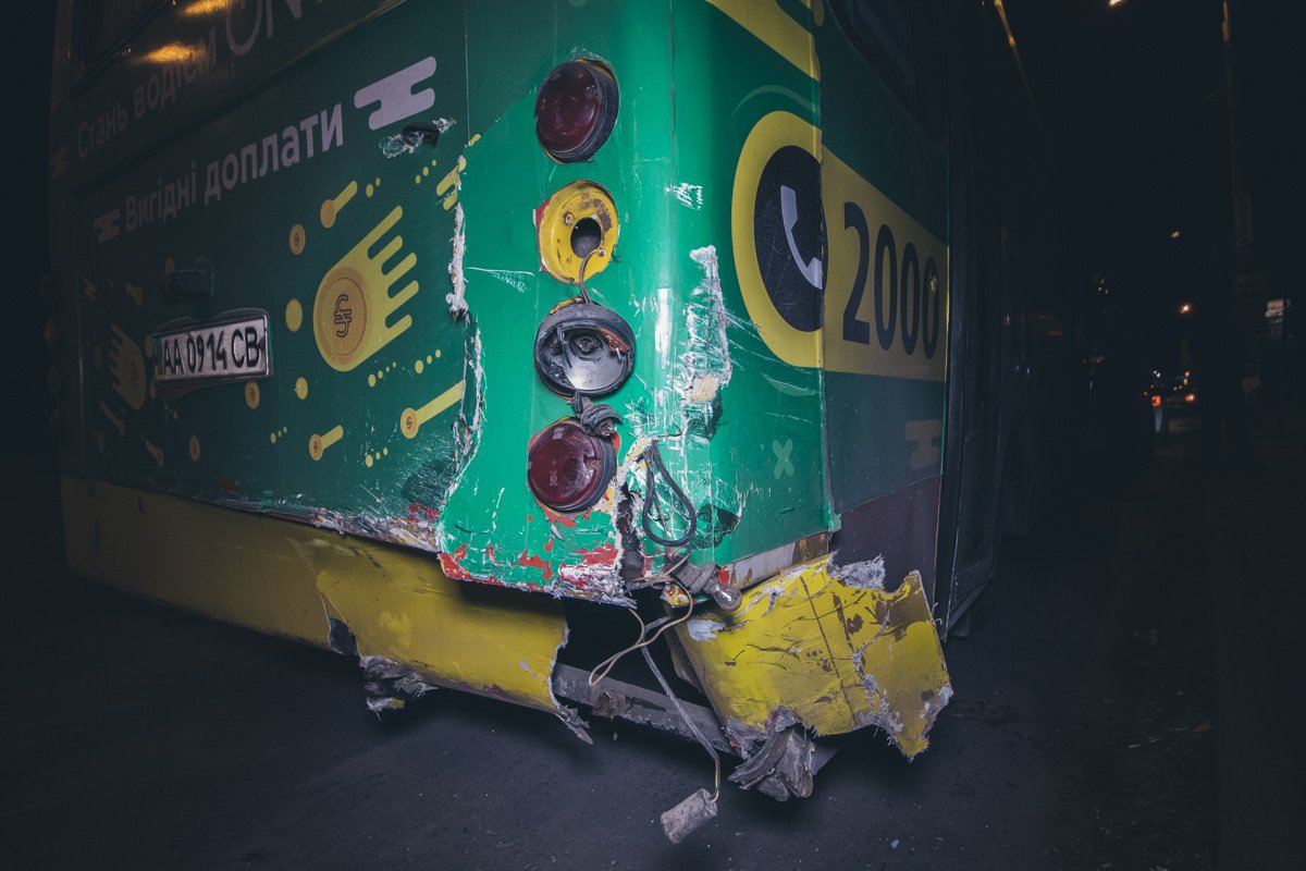 Парня за рулем легковушки госпитализировали