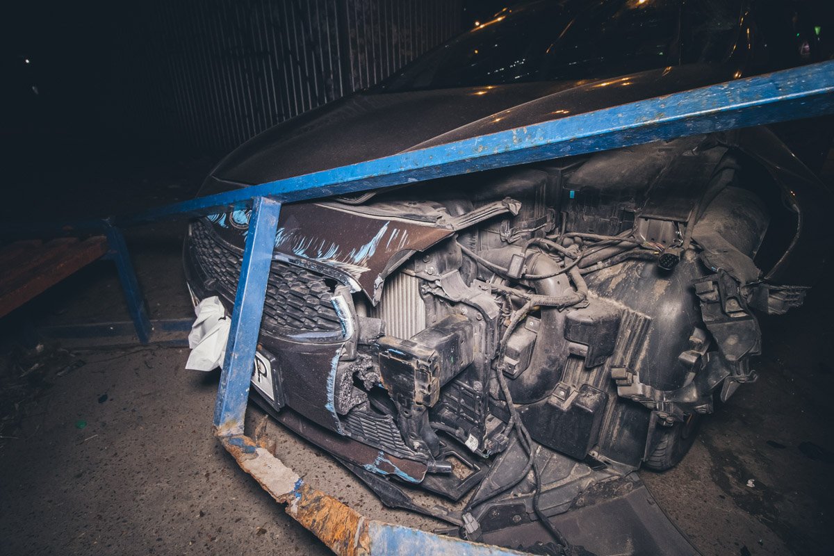 На пересечении со Стратегическим шоссе Kia подрезал неизвестный автомобиль, который затем скрылся с места ДТП