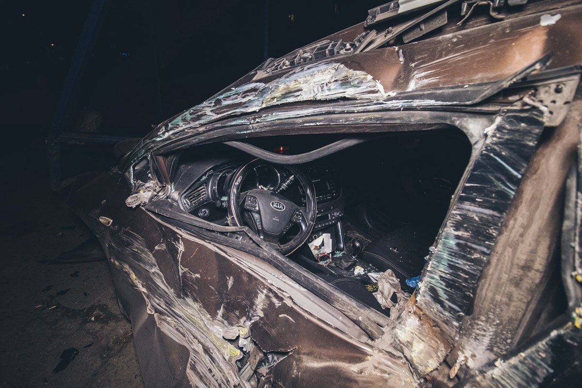 В результате аварии пострадал водитель Kia, ему посекло лицо разбившимся стеклом
