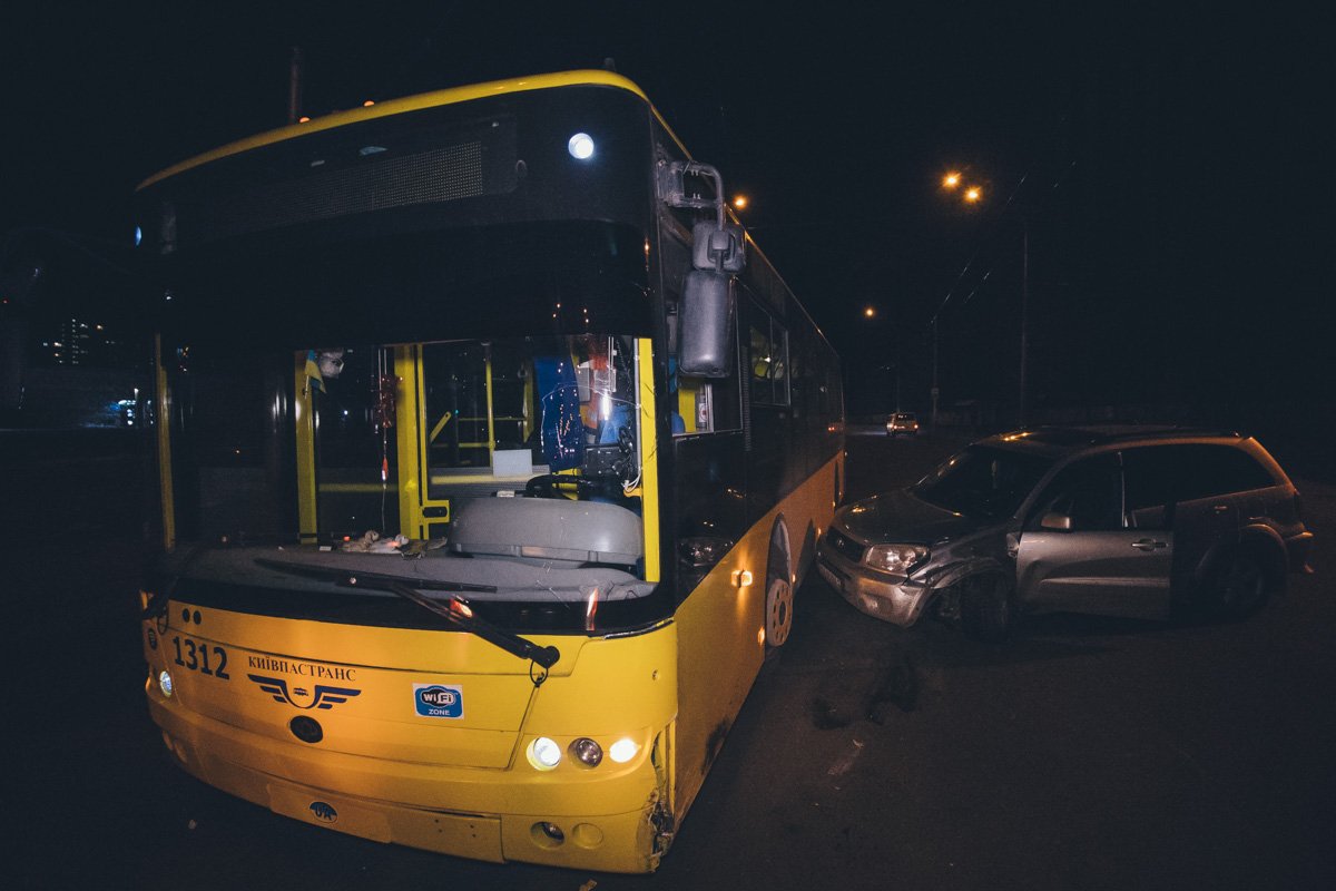 В результате аварии автомобиль Toyota получил серьезные повреждения