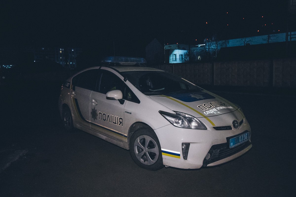 На месте работал экипаж патрульной полиции, "скорая" и следственно-оперативная группа