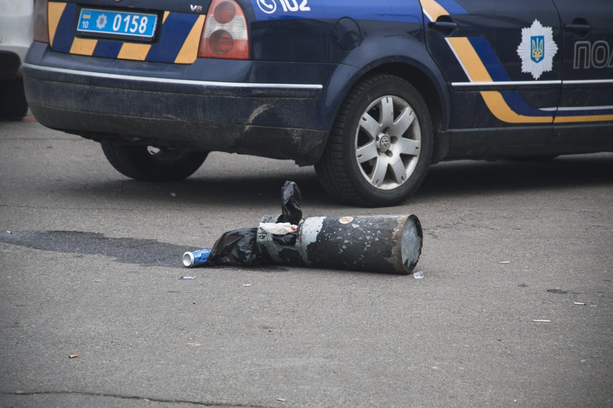 В результате стрельбы пострадал один человек. Нападавший скрылся с места происшествия