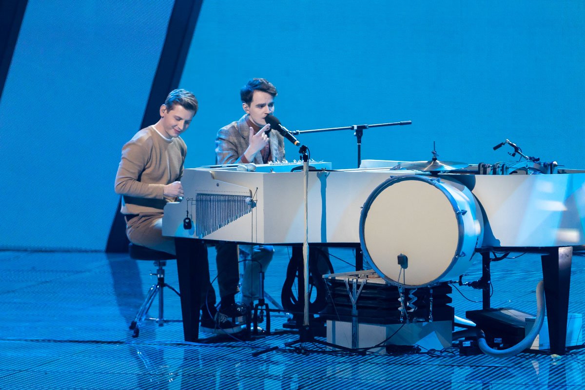 Поклонники шутили в соцсетях, что специальный инструмент "брюнетов" могут не пустить в Израиль