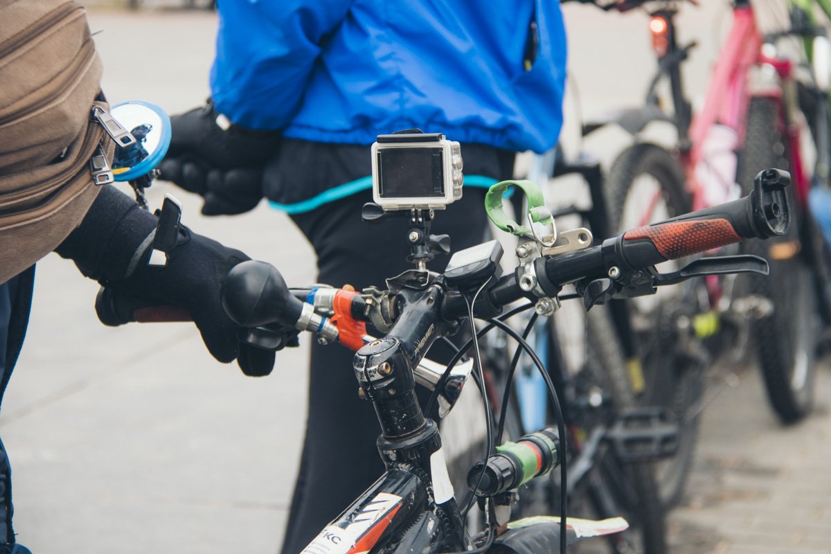 Несмотря на морозную погоду, на площади собрались несколько десятков велосипедистов