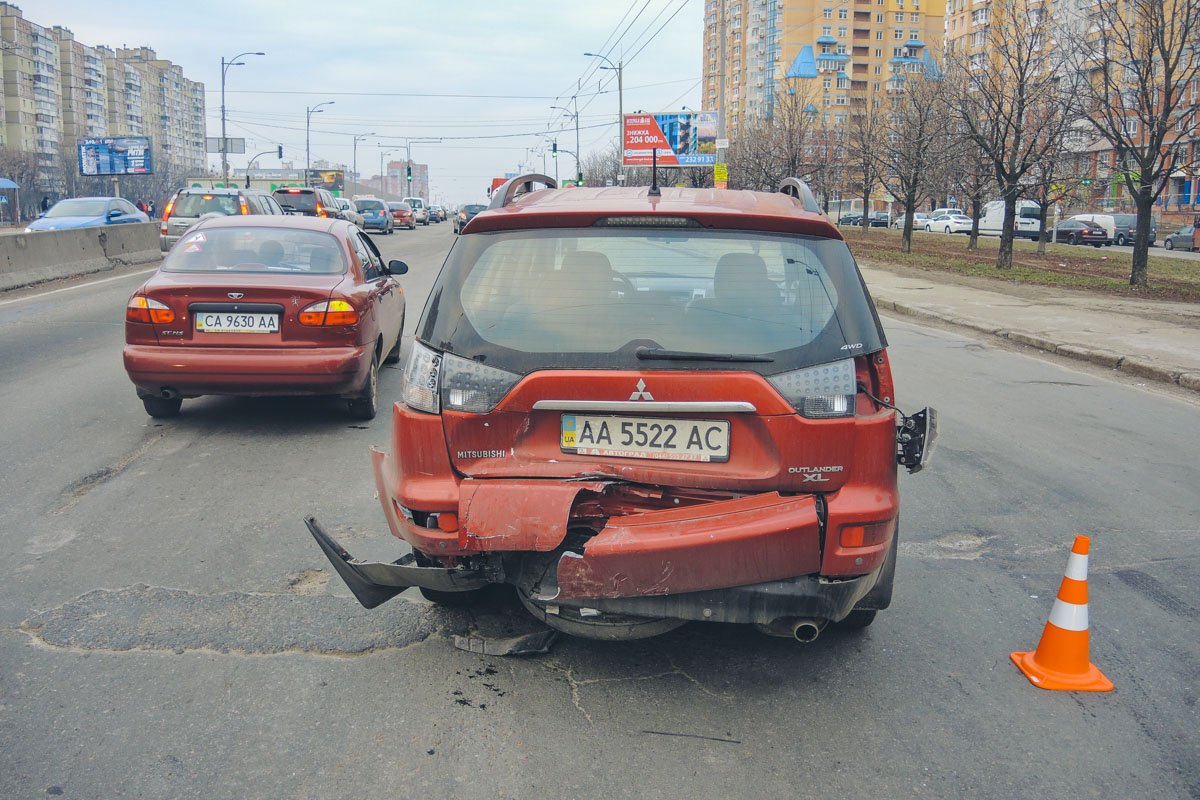 По словам водителя Aveo, Outlander подрезал его авто. Так как у Chevrolet были неисправны тормоза, он протаранил "японца". Daewoo Sens зацепило уже по инерции