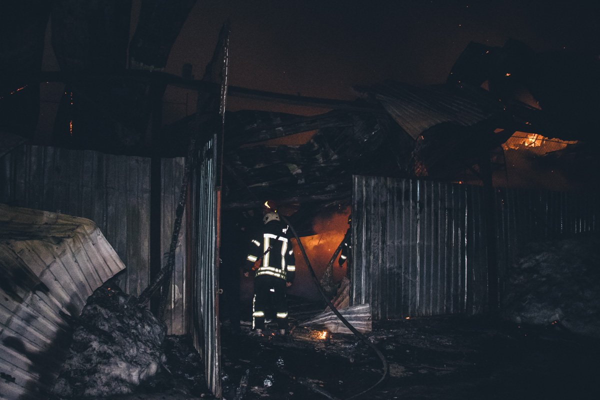 На Бориспольской вспыхнул масштабный пожар