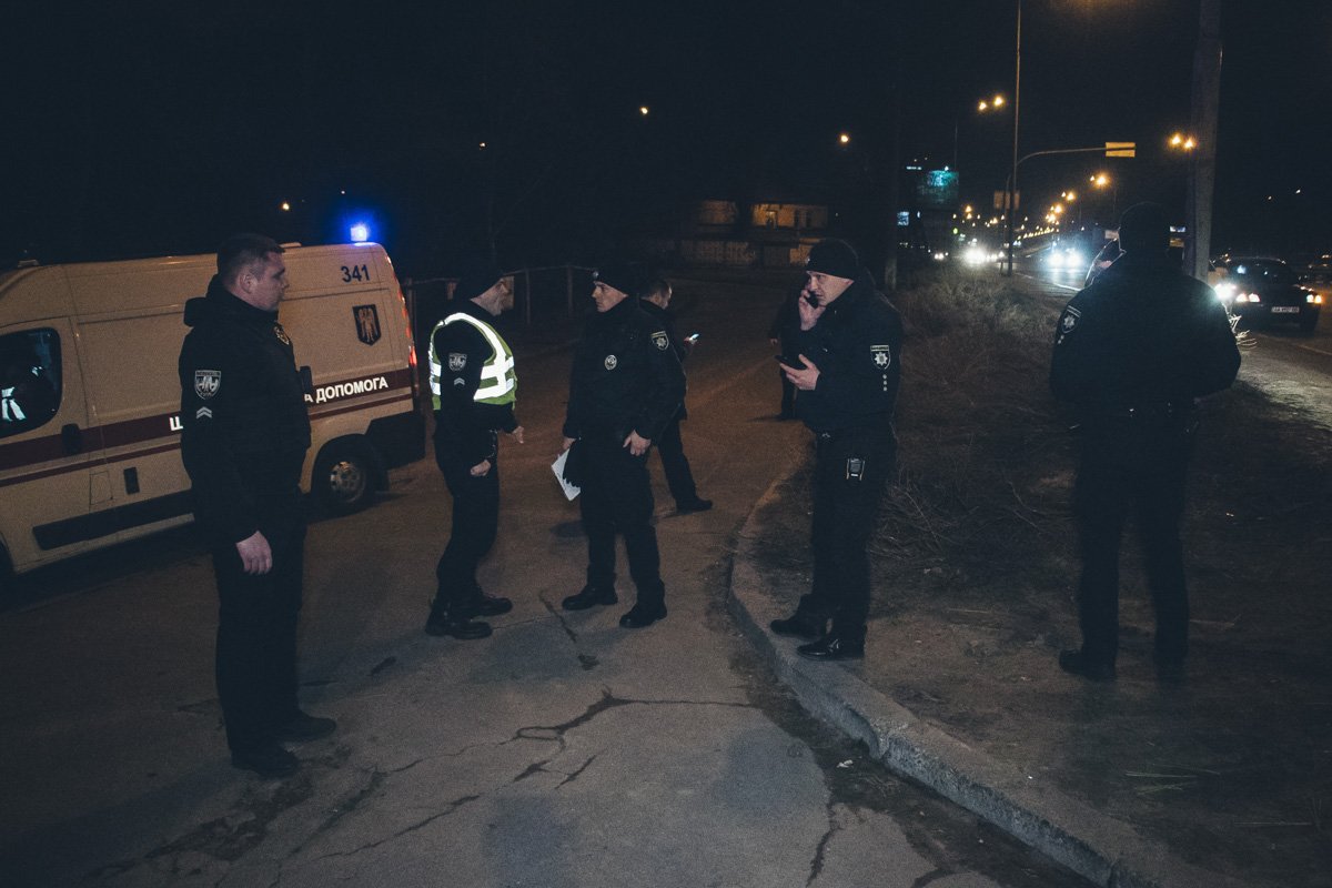 Возле моста Патона мужчина получил два ножевых ранения