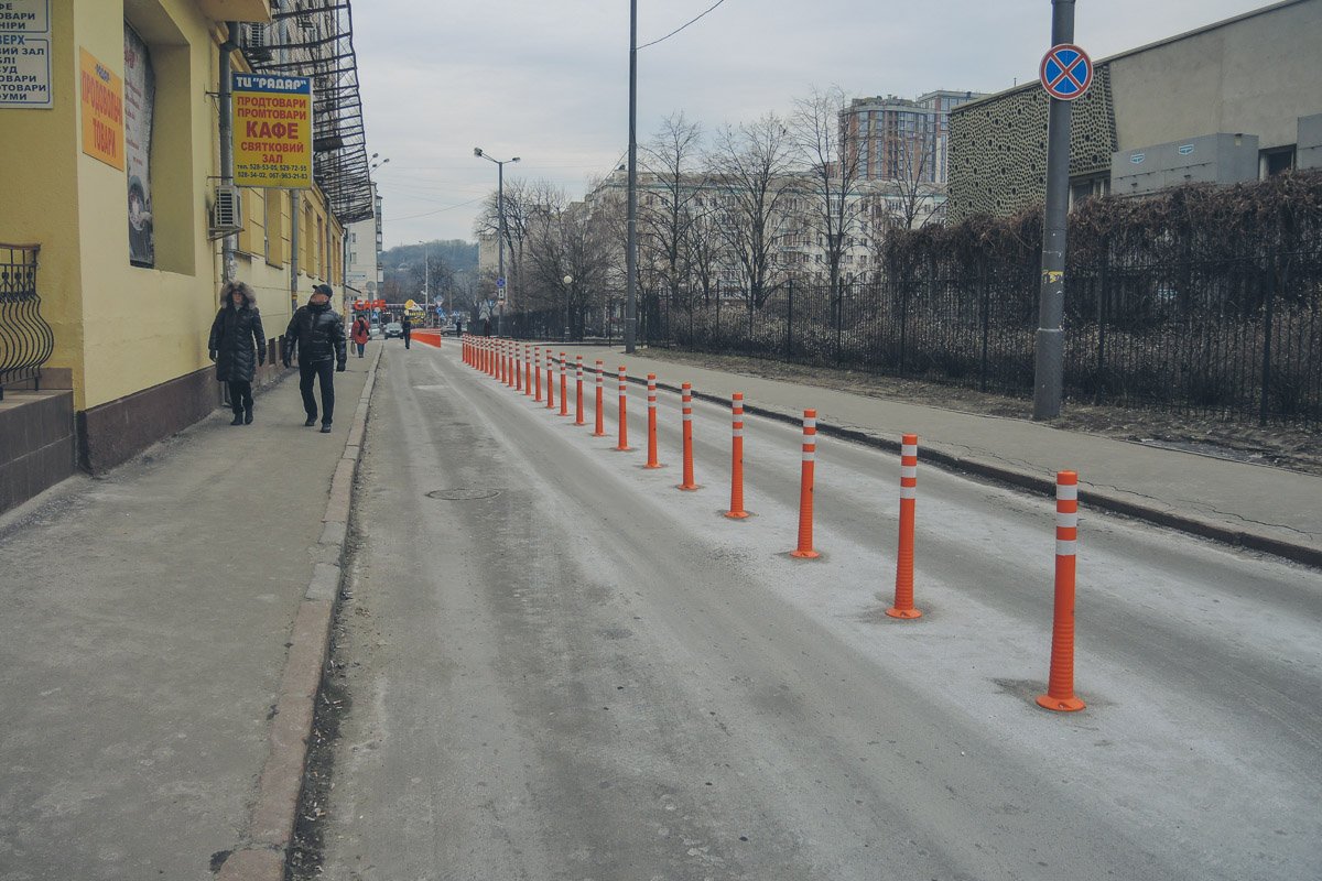 В центре Киева установили 120 метров оранжевых столбиков