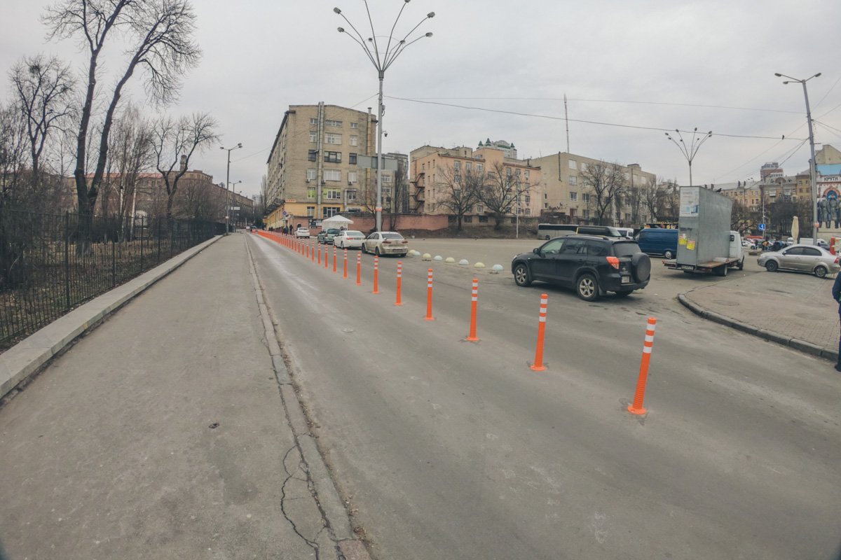 Теперь улица разделена пополам 