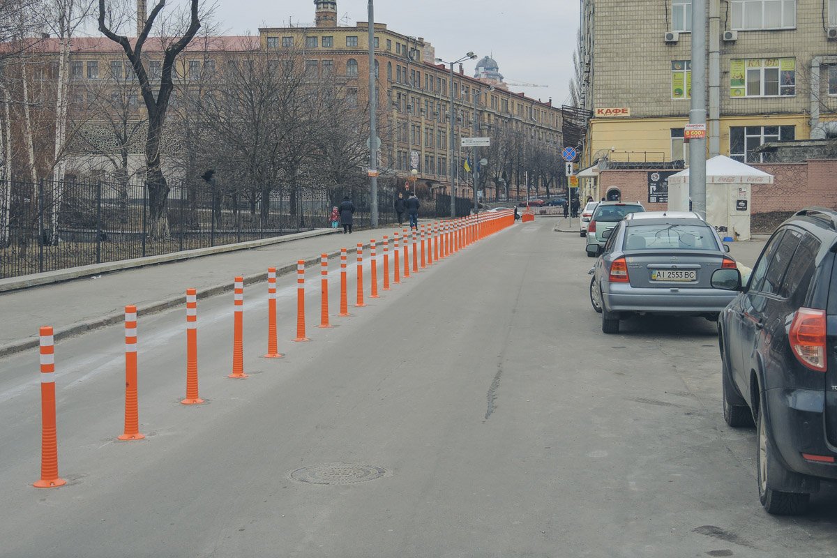 До этого такие столбики появились на Бессарабской площади и возле цирка