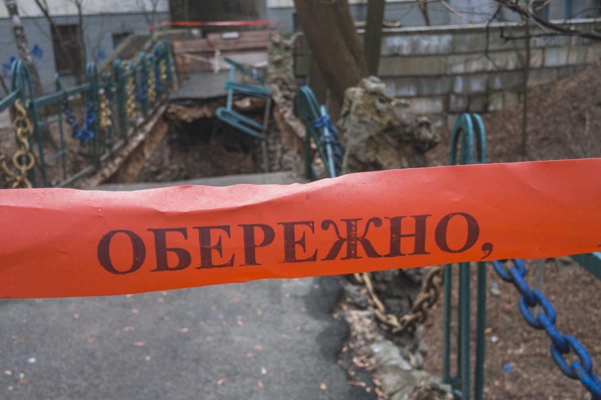В Киеве обвалился пешеходный мост