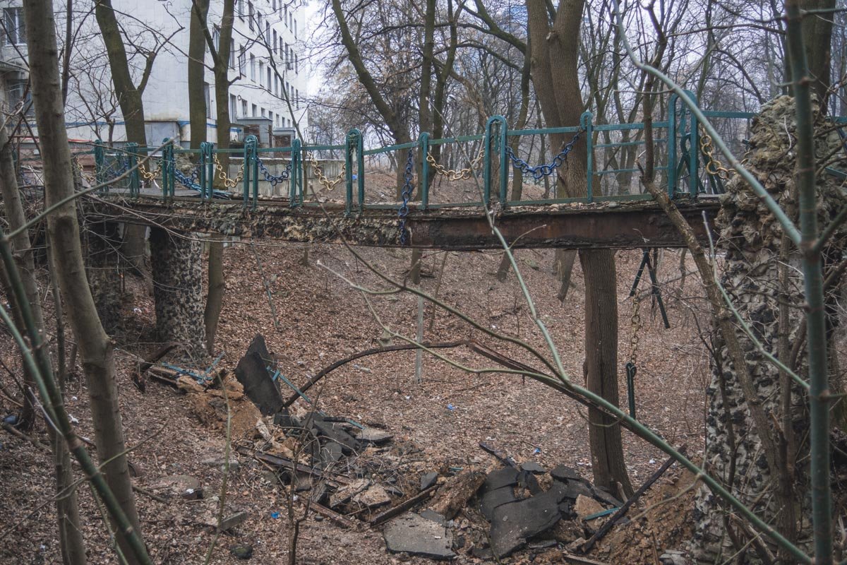 Мост имеет приличную высоту 