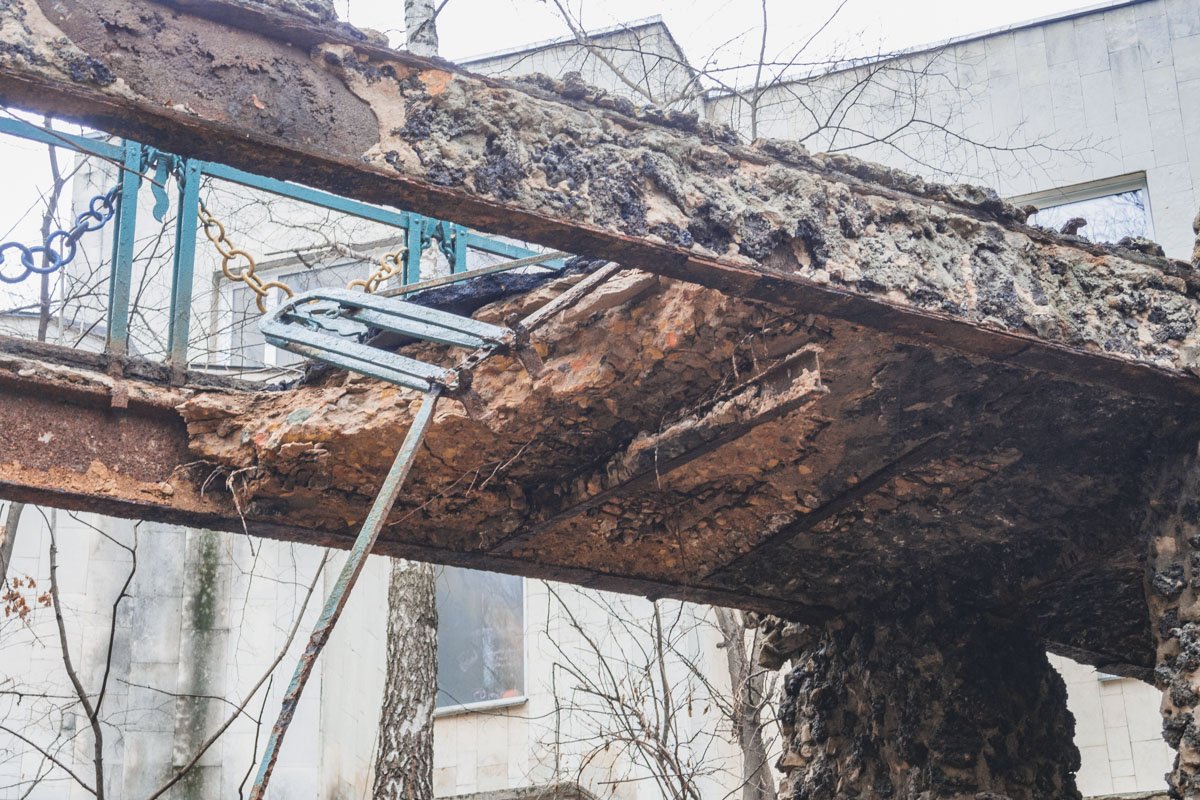 Металлические конструкции сильно деформированы 