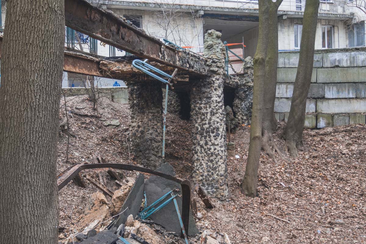 Части моста оказались на земле