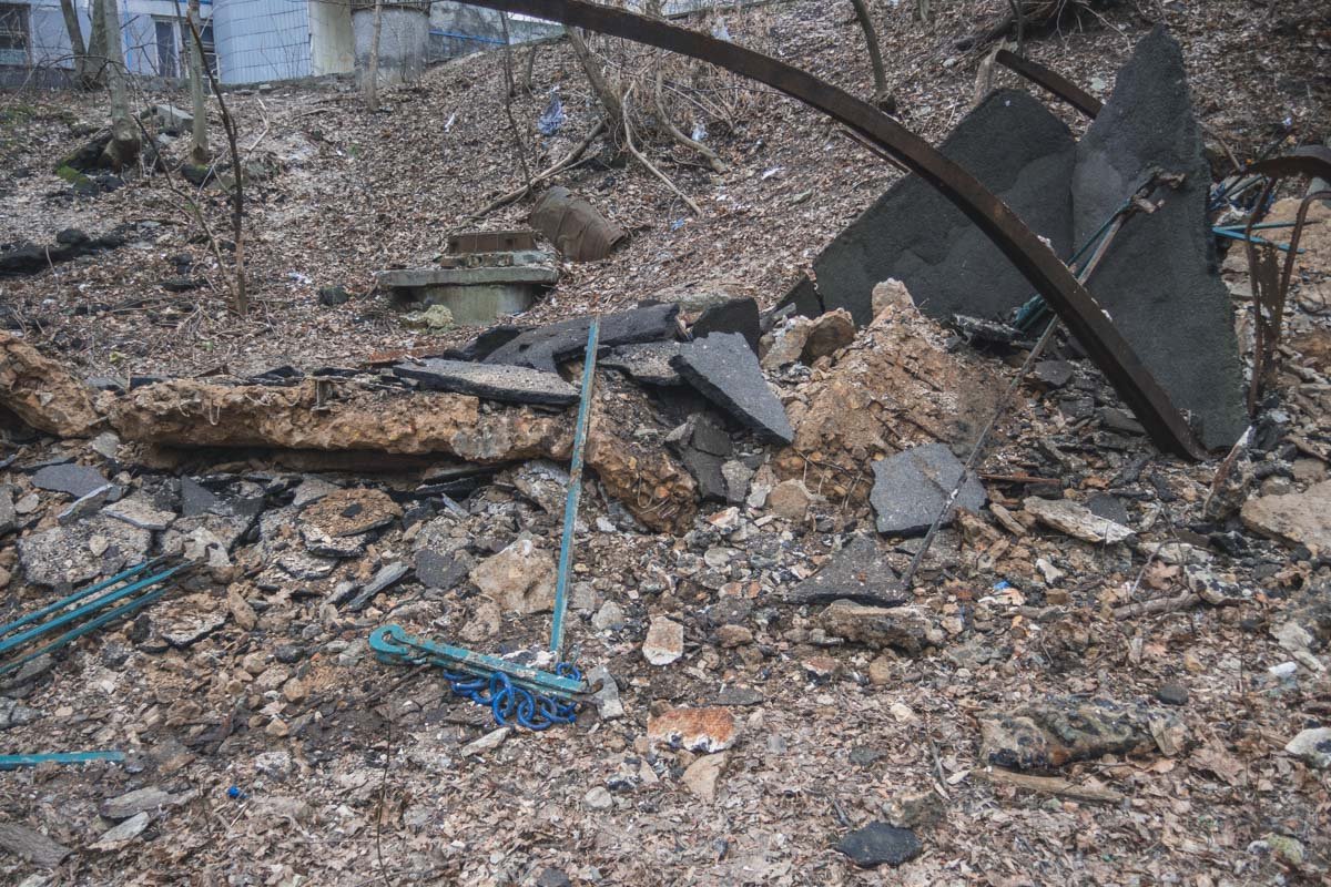 Такое ощущение, что части моста уже начинают привыкать к земле