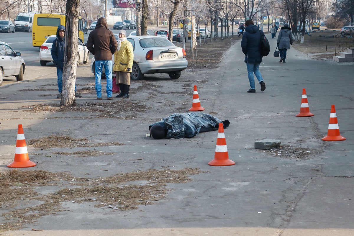 В понедельник, 25 февраля, в Киеве по адресу проспект Владимира Маяковского, 6 обнаружили труп мужчин