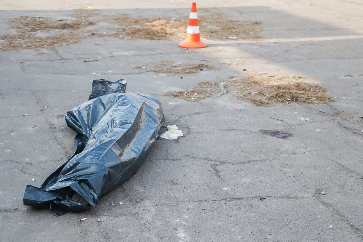 Предварительно, мужчине стало плохо, он упал и разбил себе голову
