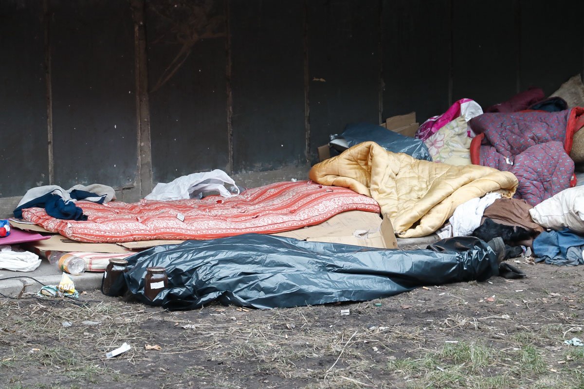 Предварительно, умершая была бездомной и умерла от переохлаждения