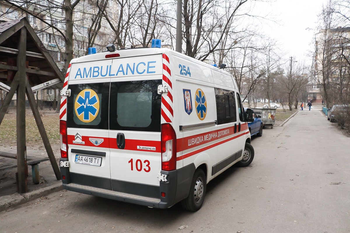 На месте дежурят медики и патрульные