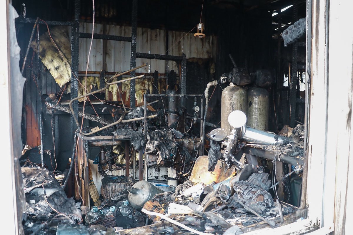 По прибытию на место удалось установить, что огонь охватил торговые помещения на площади 70 квадратных метров По прибытию на место удалось установить, что огонь охватил торговые помещения на площади 70 квадратных метров