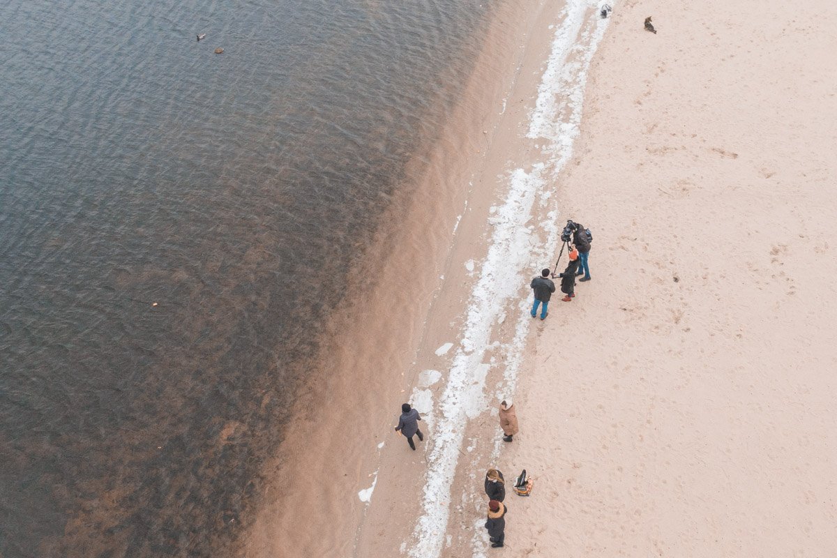 Участники благотворительной организации «Живая планета» и сотрудники киевского эколого-культурного центра приехали на пляж «Детский»