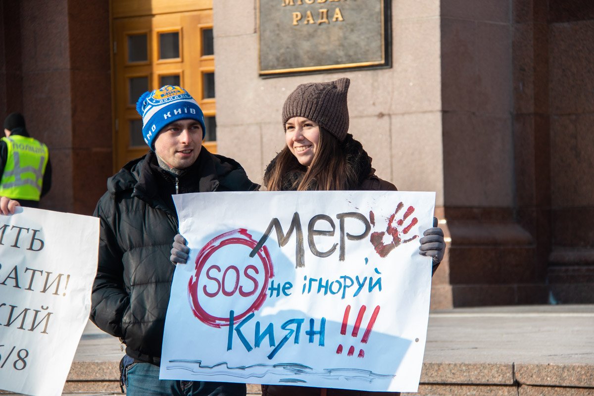 Пикетчики ждали, пока к ним выйдут представители мэрии