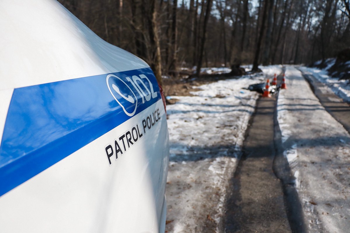 Тело лежало на дороге в лесу