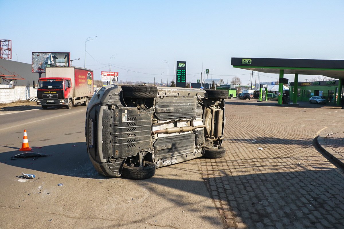 25 февраля под Киевом в Гостомеле на улице Чкалова произошло ДТП 25 февраля под Киевом в Гостомеле на улице Чкалова произошло ДТП