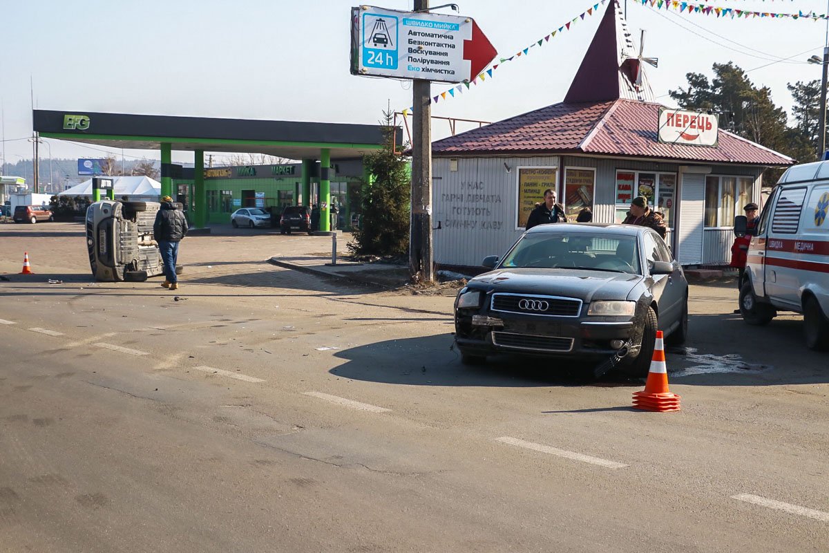 Столкнулись Suzuki Grand Vitara и Audi A8 Столкнулись Suzuki Grand Vitara и Audi A8