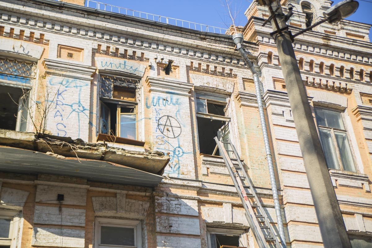 В этот раз загорелся третий этаж здания