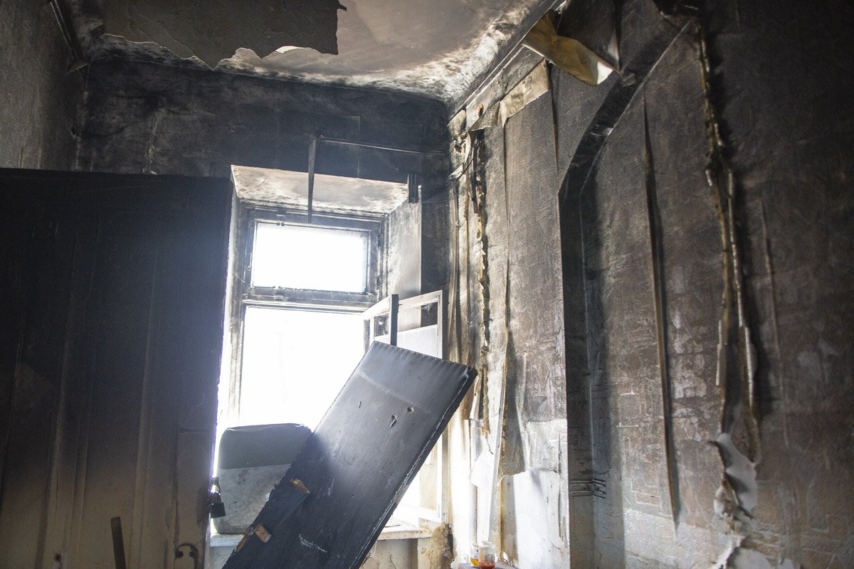 К счастью, пожар распространился только по одной комнате и не перешел дальше