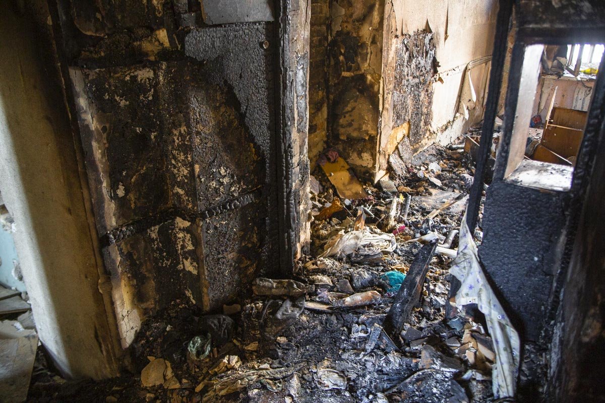 Огонь повредил стены и остатки деревянных окон, выгорел мусор и стройматериалы, которые находились внутри