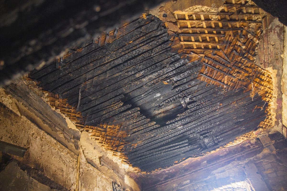 Предположительно, пожар могли устроить бездомные, которые используют помещение как жилье