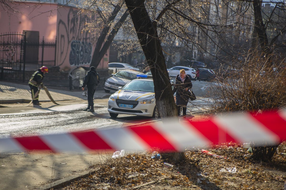 Также дежурили патрульные и карета скорой помощи