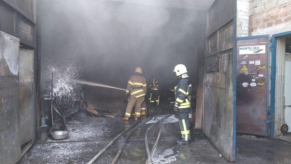 На улице Генерала Карбышева загорелась станция техобслуживания На улице Генерала Карбышева загорелась станция техобслуживания