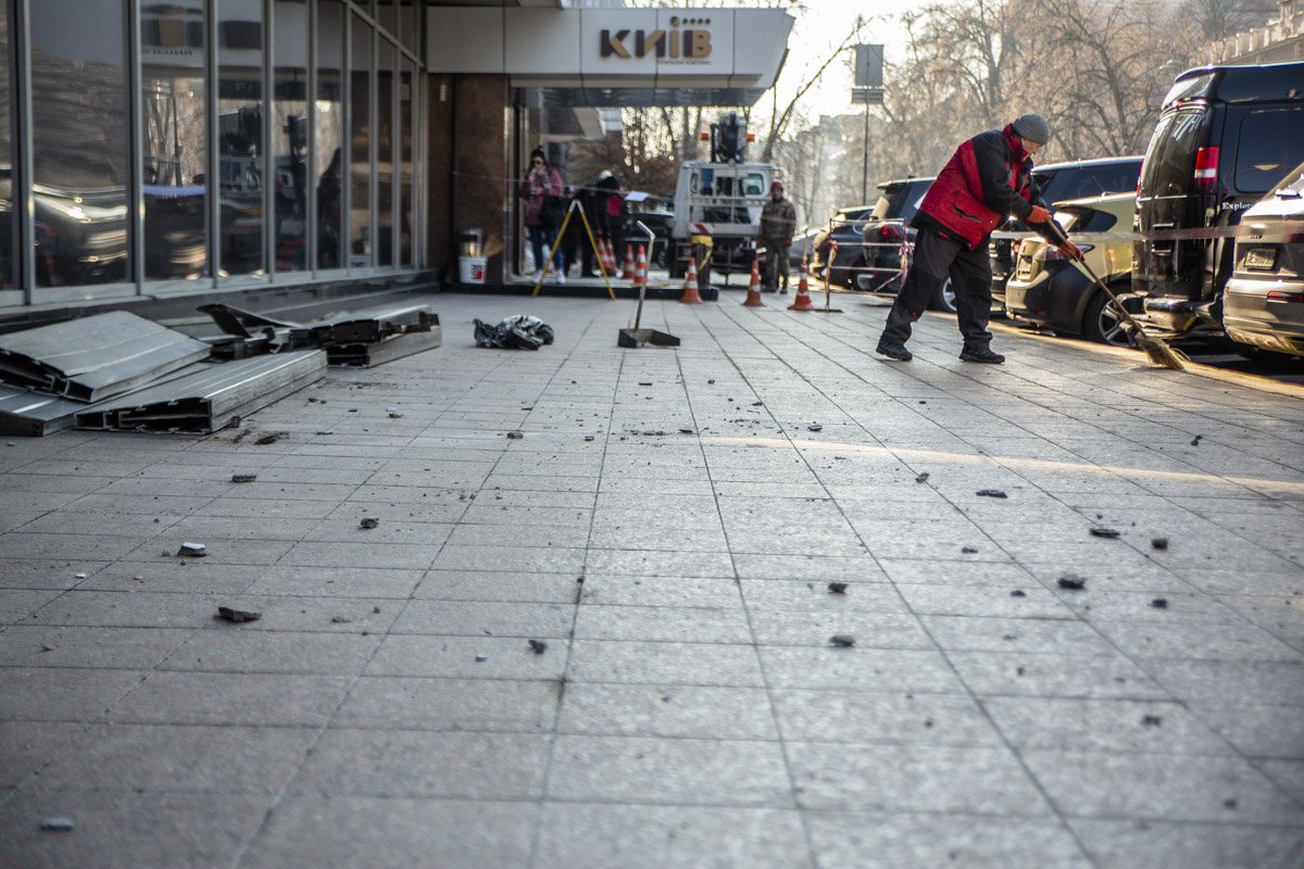 В понедельник, 25 февраля, в столице часть фасада отеля «Киев» чуть не упала прохожей на голову