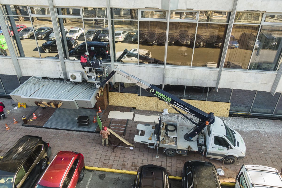 На данный момент небезопасная территория ограждена, а на месте уже несколько дней проводятся ремонтные работы