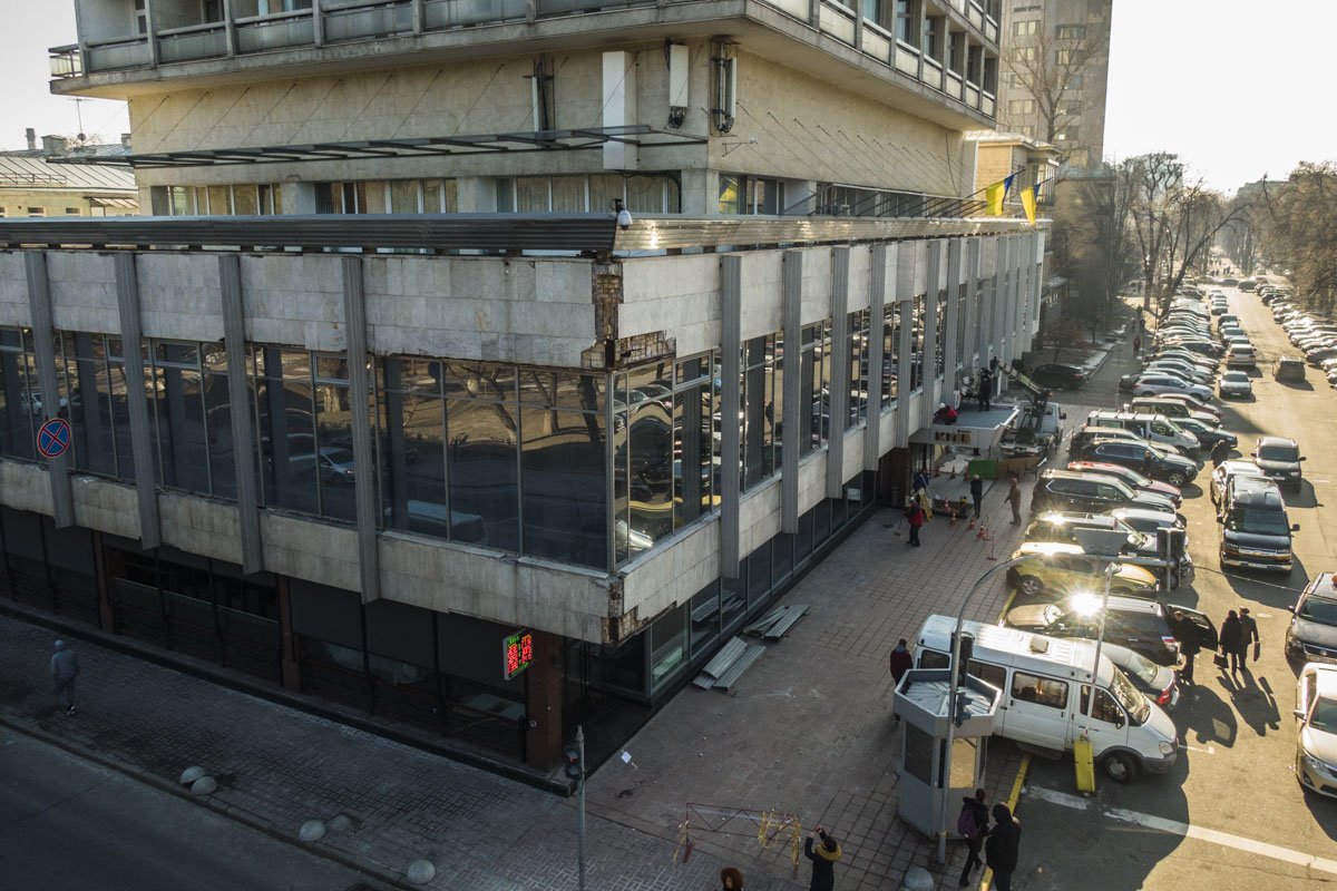 Как нам сообщили очевидцы, которые были свидетелями случившегося, женщина проходила по улице Грушевского и в метре от нее упал камень с фасада отеля