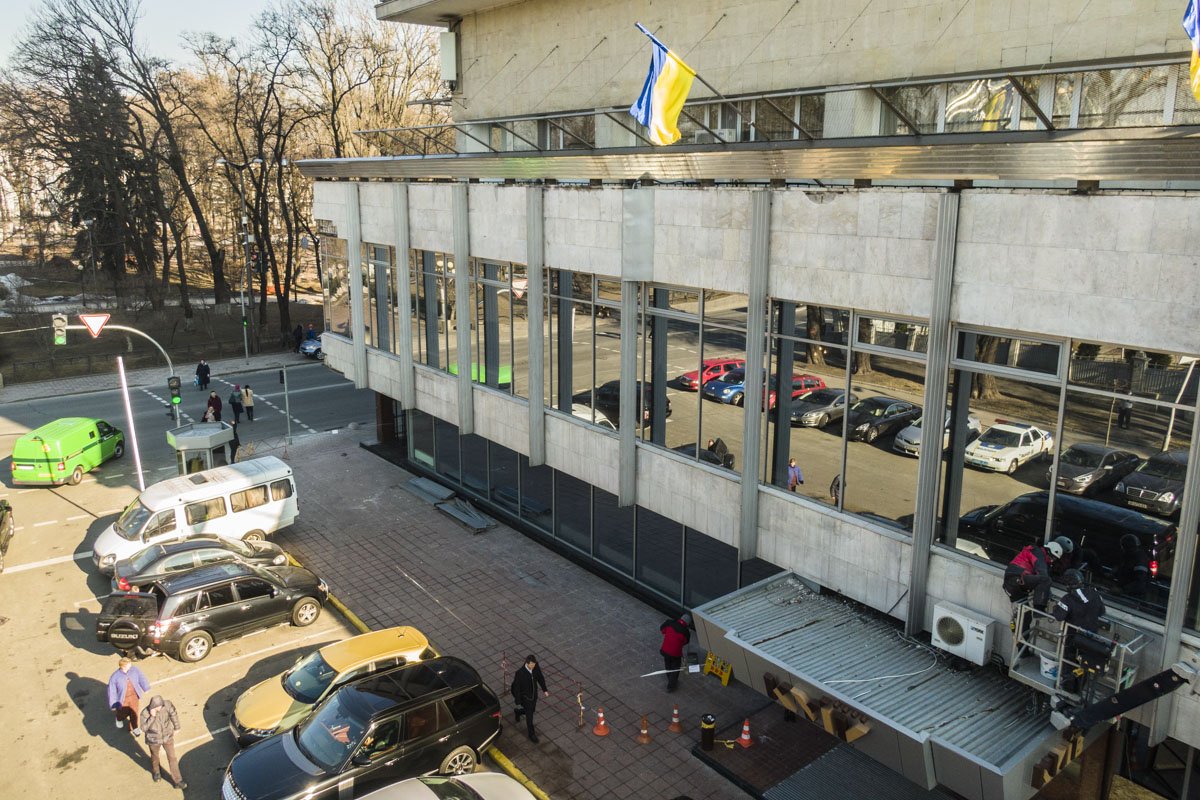 Как оказалось, реконструкцию уже начали со стороны центрального входа