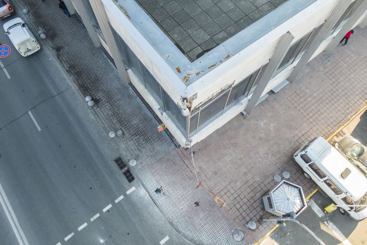 Кроме того, сотрудники отеля сообщили, что небезопасная территория ограждена уже несколько дней