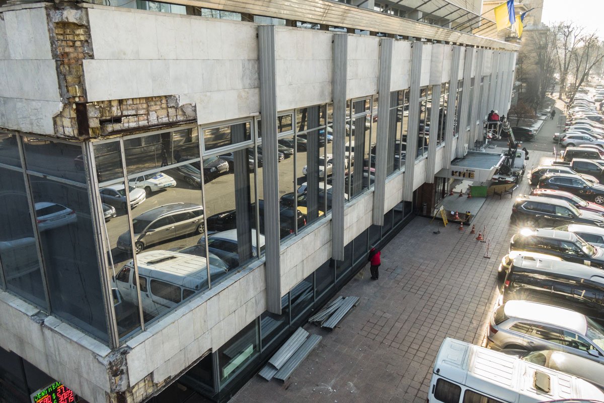 Хотя, очевидцы запечатлели это место 25 февраля днем и можно заметить, что до инцидента с прохожей, никакого ограждения около обрушившегося фасада не было