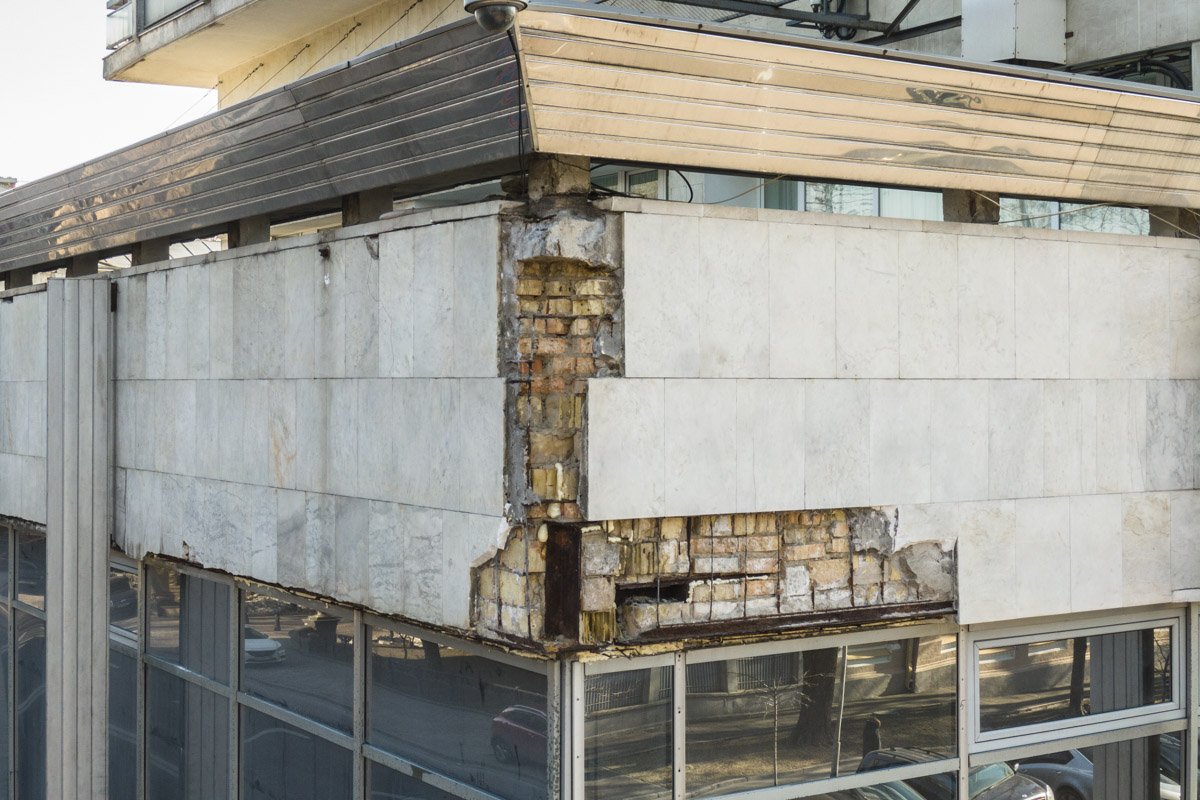 Наиболее поврежден фасад на пересечении улиц Грушевского и Липской